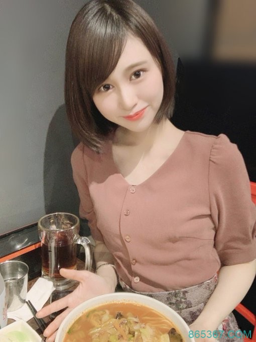 比出道片还紧张!胸部一直勃起的她人生初中出し解禁!